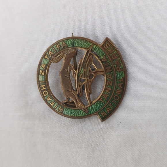 Vintage 1970s Hifadhi Za Faifa Tanzania National Park Souvenir Pin - Picture 1 of 2